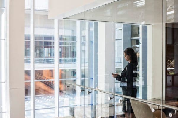 Commercial terrain confiant échangeant avec un prospect sur le pas de sa porte