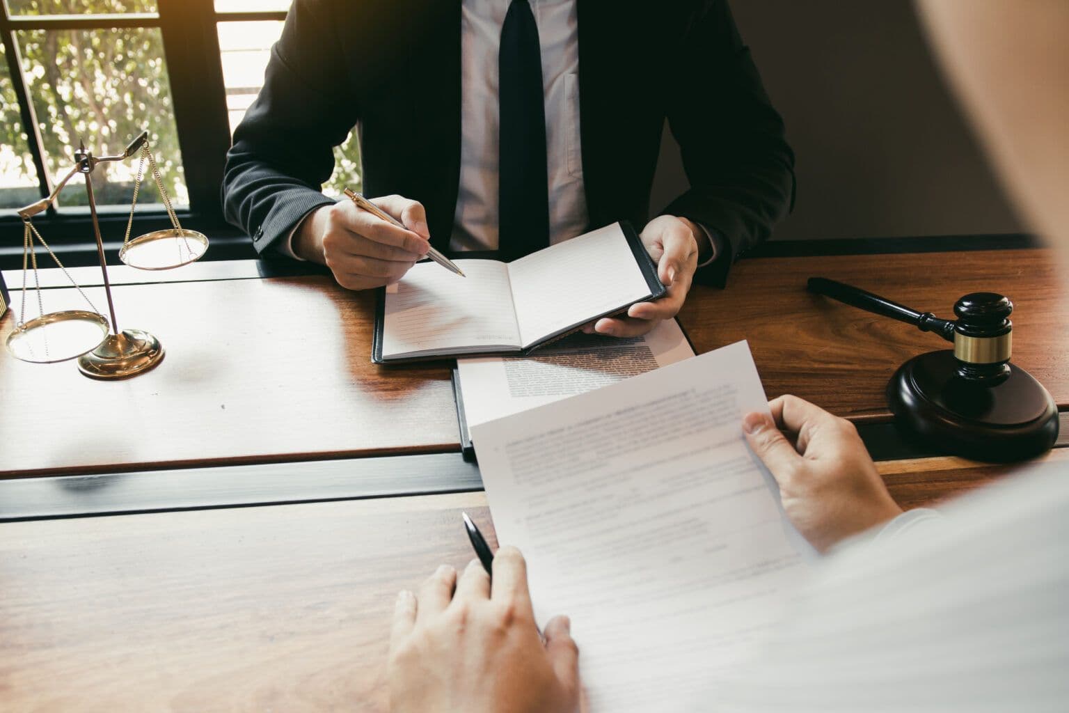Commercial terrain Falcon en rendez-vous client, carnet et stylo en main