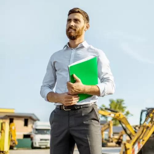 Commercial terrain souriant en rendez-vous client, dossier à la main